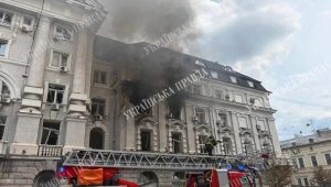 У Києві стався “приліт”: в небо здіймається дим — куди влучив ворог (фото, відео)